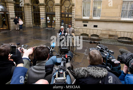 Edinburgh, Royaume-Uni. Le mercredi 28 mars 2018 : Arrêté, homme politique Catalan Clara Ponsati a été libéré sous caution à Édimbourg cet après-midi. Pro-indépendance Ponsati qui est recherché par le Gouvernement espagnol était sortie de la Sheriff Court d'Édimbourg avec son avocat Aamer Anwar, elle fut accueillie par les supporters avant de partir dans un taxi. Banque D'Images