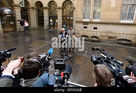 Edinburgh, Royaume-Uni. Le mercredi 28 mars 2018 : Arrêté, homme politique Catalan Clara Ponsati a été libéré sous caution à Édimbourg cet après-midi. Pro-indépendance Ponsati qui est recherché par le Gouvernement espagnol était sortie de la Sheriff Court d'Édimbourg avec son avocat Aamer Anwar, elle fut accueillie par les supporters avant de partir dans un taxi. Banque D'Images