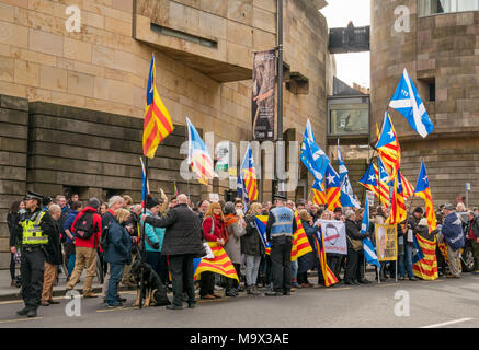 Edinburgh, Ecosse, Royaume-Uni, le 28 mars 2018. Les manifestants et les partisans du professeur Clara Ponsati agitant drapeaux Catalan hors Edinburgh Sheriff Court, Chambers Street, en face du Musée national de l'Ecosse, comme Clara Ponsati, ancien ministre de l'éducation catalan, apparaît dans une première audience d'extradition. Inclus des manifestants partisans de l'indépendance écossaise Banque D'Images