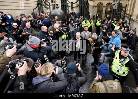 Edinburgh, Royaume-Uni. Le mercredi 28 mars 2018 : Arrêté, homme politique Catalan Clara Ponsati a été libéré sous caution à Édimbourg cet après-midi. Pro-indépendance Ponsati qui est recherché par le Gouvernement espagnol était sortie de la Sheriff Court d'Édimbourg avec son avocat Aamer Anwar, elle fut accueillie par les supporters avant de partir dans un taxi. Banque D'Images