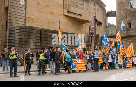 Edinburgh, Ecosse, Royaume-Uni, le 28 mars 2018. Les manifestants et les partisans du professeur Clara Ponsati agitant drapeaux Catalan hors Edinburgh Sheriff Court, Chambers Street, en face du Musée National d'Écosse,que Clara Ponsati, ancien ministre de l'éducation catalan, apparaît dans une première audience d'extradition. Inclus des manifestants partisans de l'indépendance écossaise Banque D'Images