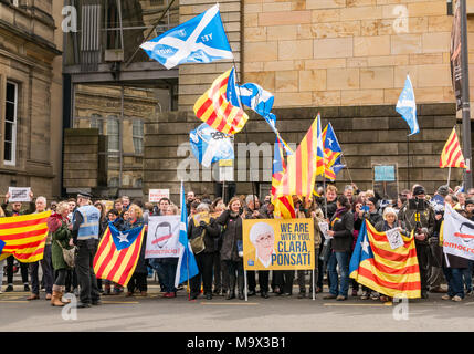 Edinburgh, Ecosse, Royaume-Uni, le 28 mars 2018. Les manifestants et les partisans du professeur Clara Ponsati agitant drapeaux Catalan hors Edinburgh Sheriff Court, Chambers Street, en face du Musée national de l'Ecosse, comme Clara Ponsati, ancien ministre de l'éducation catalan, apparaît dans une première audience d'extradition. Inclus des manifestants partisans de l'indépendance écossaise Banque D'Images