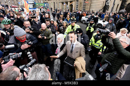 Edinburgh, Royaume-Uni. Le mercredi 28 mars 2018 : Arrêté, homme politique Catalan Clara Ponsati a été libéré sous caution à Édimbourg cet après-midi. Pro-indépendance Ponsati qui est recherché par le Gouvernement espagnol était sortie de la Sheriff Court d'Édimbourg avec son avocat Aamer Anwar, elle fut accueillie par les supporters avant de partir dans un taxi. Banque D'Images