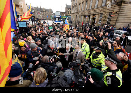 Edinburgh, Royaume-Uni. Le mercredi 28 mars 2018 : Arrêté, homme politique Catalan Clara Ponsati a été libéré sous caution à Édimbourg cet après-midi. Pro-indépendance Ponsati qui est recherché par le Gouvernement espagnol était sortie de la Sheriff Court d'Édimbourg avec son avocat Aamer Anwar, elle fut accueillie par les supporters avant de partir dans un taxi. Banque D'Images