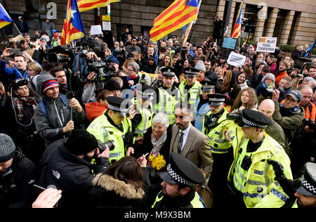 Edinburgh, Royaume-Uni. Le mercredi 28 mars 2018 : Arrêté, homme politique Catalan Clara Ponsati a été libéré sous caution à Édimbourg cet après-midi. Pro-indépendance Ponsati qui est recherché par le Gouvernement espagnol était sortie de la Sheriff Court d'Édimbourg avec son avocat Aamer Anwar, elle fut accueillie par les supporters avant de partir dans un taxi. Banque D'Images