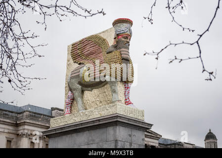 (180328) -- Londres, 28 mars 2018 (Xinhua) -- Photo prise le 28 mars 2018 Michael Rakowitz, montre la sculpture 'l'ennemi invisible ne devrait pas exister" sur le quatrième socle in London's Trafalgar Square, la Grande-Bretagne. La sculpture réalisée à partir de 10 500 canettes vides date iraquien, le sirop est une réplique de Lamassu, un taureau ailé et divinité protectrice, qui se tenait à l'entrée de la porte de Ninive Nergal à partir de 700 av. J.-C. jusqu'à ce qu'il a été détruit par ISIS en 2015. Il est le 12e travail à figurer sur le quatrième socle depuis le programme de mise en service a commencé en 1998, et sera sur la plinthe jusqu'en mars 2020. (Xinhua/Stephen Banque D'Images