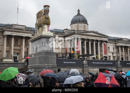 (180328) -- Londres, 28 mars 2018 (Xinhua) -- Photo prise le 28 mars 2018 Michael Rakowitz, montre la sculpture 'l'ennemi invisible ne devrait pas exister" sur le quatrième socle in London's Trafalgar Square, la Grande-Bretagne. La sculpture réalisée à partir de 10 500 canettes vides date iraquien, le sirop est une réplique de Lamassu, un taureau ailé et divinité protectrice, qui se tenait à l'entrée de la porte de Ninive Nergal à partir de 700 av. J.-C. jusqu'à ce qu'il a été détruit par ISIS en 2015. Il est le 12e travail à figurer sur le quatrième socle depuis le programme de mise en service a commencé en 1998, et sera sur la plinthe jusqu'en mars 2020. (Xinhua/Stephen Banque D'Images
