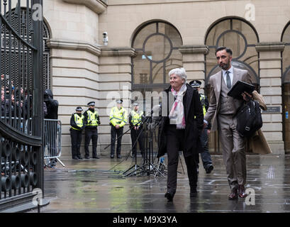 Edimbourg, Ecosse, Royaume-Uni. 28 mars 2018. ancien ministre de l'éducation et de l'indépendance de la Catalogne supporter Clara Ponsati quitte Edimbourg Sheriff Court après sa libération sous caution. Ponsati fait face à l'extradition vers l'Espagne. Elle a été libérée sous caution. Credit : Iain Masterton/Alamy Live News Banque D'Images