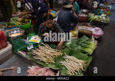 Siem Reap, Cambodge, 28 mars 2018. Les fruits et légumes s'affiche au marché de produits frais Crédit : David GABIS/Alamy Live News Banque D'Images