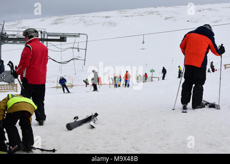Aviemore, Scotland, United Kingdom, 28, mars, 2018. Les amateurs de sports d'apprécier les pistes de ski de montagne de Cairngorm centre comme les vacances de Pâques, © Ken Jack / Alamy Live News Banque D'Images