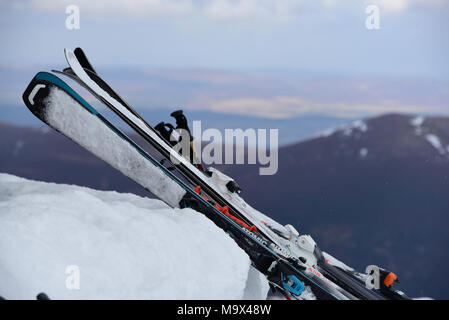 Aviemore, Scotland, United Kingdom, 28, mars, 2018. Skis à l'extérieur du restaurant Ptarmigan à Cairngorm Mountain ski center comme les vacances de Pâques, © Ken Jack / Alamy Live News Banque D'Images