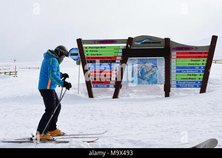 Aviemore, Scotland, United Kingdom, 28, mars, 2018. Un skieur passe un indicateur de sélection et plan des pistes au centre de ski de montagne de Cairngorm, © Ken Jack / Alamy Live News Banque D'Images