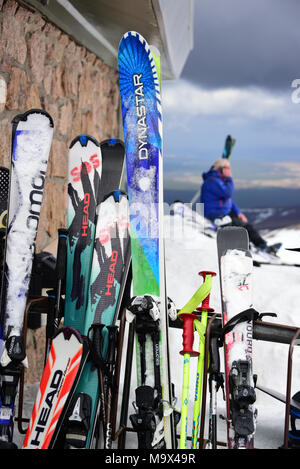 Aviemore, Scotland, United Kingdom, 28, mars, 2018. Skis à l'extérieur du restaurant Ptarmigan à Cairngorm Mountain ski center comme les vacances de Pâques, © Ken Jack / Alamy Live News Banque D'Images