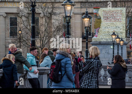 Londres, Royaume-Uni. 28 mars, 2018. L'ennemi invisible ne devrait pas exister, le dernier dessin pour la quatrième plinth à Trafalgar Square, par l'artiste Michael Rakowitz. Il est conçu comme un hommage à "quelque chose de bon dans l'esprit humain" et comme un centre de loisirs d'une statue détruite par ISIS en 2015. La sculpture, qui montre une bête ailé mythique appelé un Lamassu, est de 4,5 mètres de haut, a pris quatre mois pour construire et se compose de 10 500 canettes vides date iraquien érable symbolisant l'un des ex-industries florissantes brisées par la guerre. Crédit : Guy Bell/Alamy Live News Banque D'Images