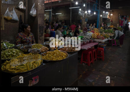 Siem Reap, Cambodge, 28 mars 2018. Les fruits et légumes s'affiche au marché de produits frais Crédit : David GABIS/Alamy Live News Banque D'Images