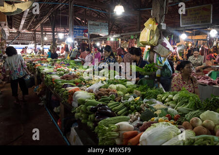 Siem Reap, Cambodge, 28 mars 2018. Les fruits et légumes s'affiche au marché de produits frais Crédit : David GABIS/Alamy Live News Banque D'Images