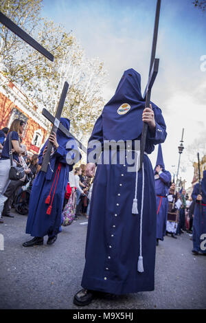 Séville, Espagne. Mar 28, 2018. Pénitents de fraternité appelé ''El Baratillo'' faire croix de bois lors de leur défilé pour Cathédrale sur mercredi saint. Crédit : Daniel Gonzalez Acuna/ZUMA/Alamy Fil Live News Banque D'Images