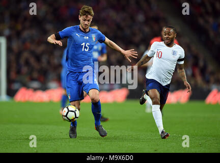 Daniele Rugani de l'Italie est contestée par Raheem Sterling d'Angleterre Angleterre V ITALIE ANGLETERRE V ITALIE, INTERNATIONAL FRIENDLY 27 mars 2018 GBB7213 RÉDACTION STRICTEMENT AMICAL INTERNATIONAL UNIQUEMENT. Si le joueur/joueurs représentés dans cette image est/sont de jouer pour un club anglais ou l'équipe d'Angleterre. Puis cette image ne peut être utilisé qu'à des fins rédactionnelles. Pas d'utilisation commerciale. Les usages suivants sont également restreintes MÊME SI DANS UN CONTEXTE ÉDITORIAL : utilisez conjointement avec, ou partie de, toute l'audio, vidéo, données, listes de luminaire, club ou la Ligue de logos, pari, jeux ou Banque D'Images