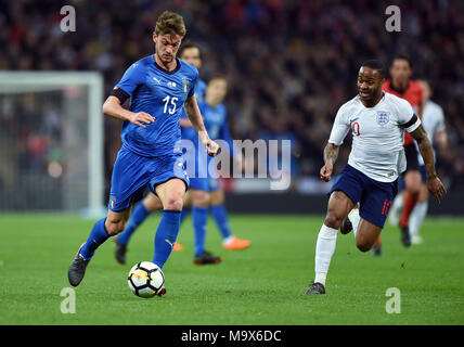 Daniele Rugani de l'Italie est contestée par Raheem Sterling d'Angleterre Angleterre V ITALIE ANGLETERRE V ITALIE, INTERNATIONAL FRIENDLY 27 mars 2018 GBB7214 RÉDACTION STRICTEMENT AMICAL INTERNATIONAL UNIQUEMENT. Si le joueur/joueurs représentés dans cette image est/sont de jouer pour un club anglais ou l'équipe d'Angleterre. Puis cette image ne peut être utilisé qu'à des fins rédactionnelles. Pas d'utilisation commerciale. Les usages suivants sont également restreintes MÊME SI DANS UN CONTEXTE ÉDITORIAL : utilisez conjointement avec, ou partie de, toute l'audio, vidéo, données, listes de luminaire, club ou la Ligue de logos, pari, jeux ou Banque D'Images