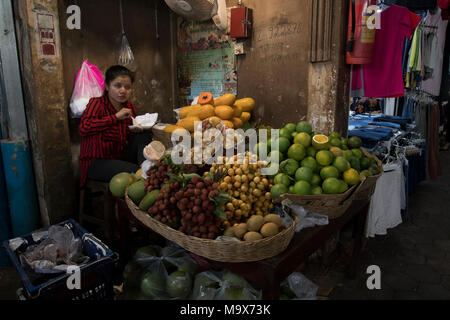 Siem Reap, Cambodge, 28 mars 2018. Siem Reap, Cambodge, 28 mars 2018. Marchande de fruits frais cambodgienne à la marché de produits frais Crédit : David GABIS/Alamy Live News Banque D'Images