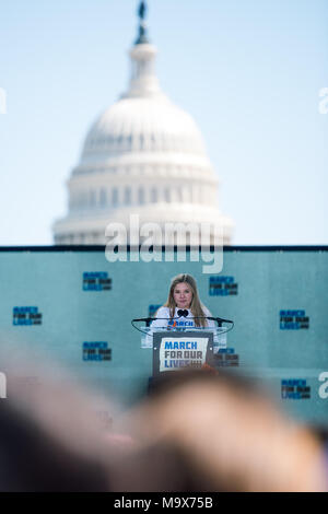 Washington DC, USA. 24Th Mar, 2018. Jaclyn Corin parle à mars pour nos vies.Des dizaines de milliers d'Américains sont descendus dans la rue à Washington DC au cours de la ''Marche pour la vie'' manifestation contre la violence par arme à feu dans les écoles aux États-Unis. Credit : Emilee Mcgovern SOPA/Images/ZUMA/Alamy Fil Live News Banque D'Images