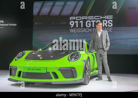 New York, New York, USA. Mar 28, 2018. Klaus Zellmer, président et chef de la direction de Porsche Cars North America Inc., parle tout en vous tenant à côté de la Porsche Automobil Holding SE 911 GT3 RS est vu après son dévoilement au New York International Auto Show, le 28 mars 2018, à l'Jacob K. Javits Convention Center à New York. Salon de l'auto s'ouvre au public le 30 mars et se prolongera jusqu'au 8 avril. Crédit : William Volcov/ZUMA/Alamy Fil Live News Banque D'Images