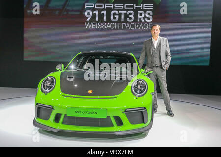 New York, New York, USA. Mar 28, 2018. Klaus Zellmer, président et chef de la direction de Porsche Cars North America Inc., parle tout en vous tenant à côté de la Porsche Automobil Holding SE 911 GT3 RS est vu après son dévoilement au New York International Auto Show, le 28 mars 2018, à l'Jacob K. Javits Convention Center à New York. Salon de l'auto s'ouvre au public le 30 mars et se prolongera jusqu'au 8 avril. Crédit : William Volcov/ZUMA/Alamy Fil Live News Banque D'Images