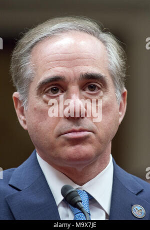 28 mars 2018 - (photo) - Anciens Combattants Secrétaire David Shulkin est évincé à la suite d'un scandale éthique. Sur la photo : 11 mai, 2017 - Washington, District de Columbia, États-Unis d'Amérique - secrétaire des Affaires des anciens combattants DAVID J. SHULKIN, M.D., témoigne devant le comité du Sénat américain sur les crédits sous-comité de la construction militaire, Anciens Combattants, et d'organismes connexes sur les ''Réduire la charge et améliorer l'accès aux soins de santé : l'amélioration des soins communautaires VA'' sur la colline du Capitole. Credit : Ron Sachs/CNP/ZUMA/Alamy Fil Live News Banque D'Images