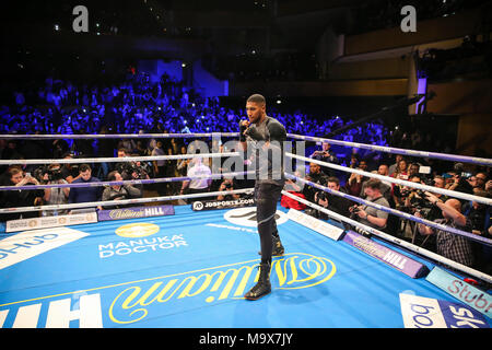 St Davids Hall, Cardiff, Pays de Galles, Royaume-Uni. 28 mars, 2018. Pour le pubis Anthony Josué V Joseph Parker titre mondial unifié de lutte. Anthony Joshua MBE au cours de l'entraînement, avec un club de boxe local Anthony Josué V Joseph Parker Crédit : Huw Fairclough/Alamy Live News Banque D'Images