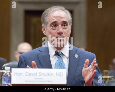 28 mars 2018 - (photo) - Anciens Combattants Secrétaire David Shulkin est évincé à la suite d'un scandale éthique. Sur la photo : 11 mai, 2017 - Washington, District de Columbia, États-Unis d'Amérique - secrétaire des Affaires des anciens combattants David J. Shulkin, M.D., témoigne devant le comité du Sénat américain sur les crédits sous-comité de la construction militaire, Anciens Combattants, et d'organismes connexes sur les ''Réduire la charge et améliorer l'accès aux soins de santé : l'amélioration des soins communautaires VA'' sur Capitol de Hil. Credit : Ron Sachs/CNP/ZUMA/Alamy Fil Live News Banque D'Images