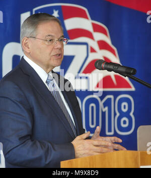 Deptford, NJ, USA. Mar 28, 2018. Sénateur américain BOB MENENDEZ (D-NJ) a officiellement lancé sa campagne de réélection pour un troisième mandat à Rowan College de Gloucester County, Deptford NJ . 28 mars 2018 Crédit : Scott Anderson/ZUMA/Alamy Fil Live News Banque D'Images