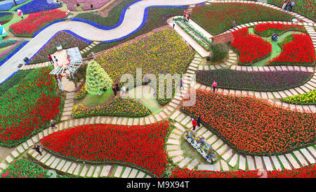 Chengdu, province chinoise du Sichuan. Mar 28, 2018. Les gens profiter du paysage dans un jardin dans le sud-ouest de Chengdu, capitale de la province chinoise du Sichuan, le 28 mars 2018. Crédit : Du Bingxun/Xinhua/Alamy Live News Banque D'Images