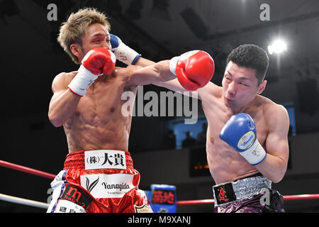 Tokyo, Japon. Mar 27, 2018. (L-R) Yusaku Kuga, Ryo Kosaka (JPN) Boxing : Ryo Kosaka du Japon en action contre Yusaku Kuga japonaise au cours de la super poids coq combat titre japonais à Korakuen Hall de Tokyo, au Japon . Credit : Hiroaki Yamaguchi/AFLO/Alamy Live News Banque D'Images