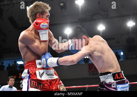 Tokyo, Japon. Mar 27, 2018. (L-R) Yusaku Kuga, Ryo Kosaka (JPN) Boxing : Yusaku Kuga et Ryo Kosaka du Japon en action au cours de la super poids coq combat titre japonais à Korakuen Hall de Tokyo, au Japon . Credit : Hiroaki Yamaguchi/AFLO/Alamy Live News Banque D'Images