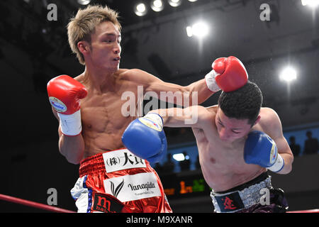 Tokyo, Japon. Mar 27, 2018. (L-R) Yusaku Kuga, Ryo Kosaka (JPN) Boxing : Yusaku Kuga du Japon en action contre Ryo Kosaka japonaise au cours de la super poids coq combat titre japonais à Korakuen Hall de Tokyo, au Japon . Credit : Hiroaki Yamaguchi/AFLO/Alamy Live News Banque D'Images