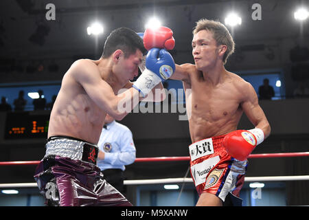 Tokyo, Japon. Mar 27, 2018. (L-R) Ryo Kosaka, Yusaku Kuga (JPN) Boxing : Yusaku Kuga du Japon en action contre Ryo Kosaka japonaise au cours de la super poids coq combat titre japonais à Korakuen Hall de Tokyo, au Japon . Credit : Hiroaki Yamaguchi/AFLO/Alamy Live News Banque D'Images