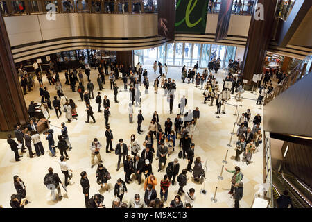 Hibiya Tokyo Midtown shopping mall ouvre ses portes au public le 29 mars 2018, Tokyo Japon. Le nouveau bâtiment de 35 étages par Mitsui Fudosan Immo est situé près du parc Hibiya et comprend des bureaux, restaurants, espace de vente au détail et un nouveau cinéma. Credit : Rodrigo Reyes Marin/AFLO/Alamy Live News Banque D'Images