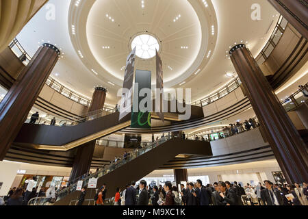 Hibiya Tokyo Midtown shopping mall ouvre ses portes au public le 29 mars 2018, Tokyo Japon. Le nouveau bâtiment de 35 étages par Mitsui Fudosan Immo est situé près du parc Hibiya et comprend des bureaux, restaurants, espace de vente au détail et un nouveau cinéma. Credit : Rodrigo Reyes Marin/AFLO/Alamy Live News Banque D'Images