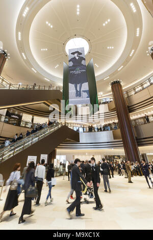 Hibiya Tokyo Midtown shopping mall ouvre ses portes au public le 29 mars 2018, Tokyo Japon. Le nouveau bâtiment de 35 étages par Mitsui Fudosan Immo est situé près du parc Hibiya et comprend des bureaux, restaurants, espace de vente au détail et un nouveau cinéma. Credit : Rodrigo Reyes Marin/AFLO/Alamy Live News Banque D'Images