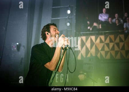 Copenhague, Danemark. Mar 28, 2018. Les Britanniques post-punk band Editors effectue un concert live à Vega à Copenhague. Ici, chanteuse et compositrice Tom Smith est vu sur scène. (Photo crédit : Gonzales Photo - Christian Hjorth). Gonzales : Crédit Photo/Alamy Live News Banque D'Images