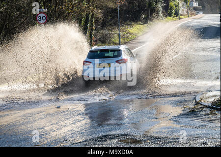 L'Essex. 29 mars 2018. Météo France : forte pluie a causé des inondations localisées dans la région de Brentwood Essex Road et lutte les automobilistes à conduire par l'inondation ou revenir en arrière pour éviter l'inondation. Ian Davidson Crédit/Alamy live news Banque D'Images