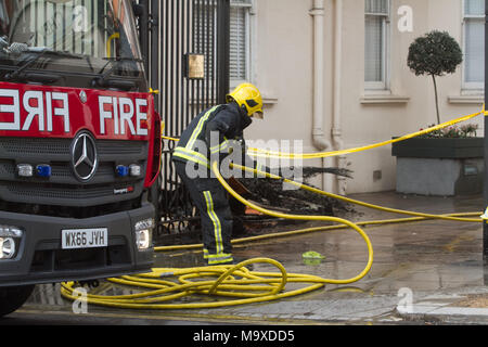 Londres, Royaume-Uni. 29 mars 2018. Les services d'urgence et les équipes d'incendie les lieux après un incendie a éclaté dans un immeuble de la rue d'inondation Crédit : Chelsea amer ghazzal/Alamy Live News Banque D'Images