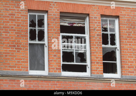 Londres, Royaume-Uni. 29 mars 2018. Les services d'urgence et les équipes d'incendie assister à la scne après un incendie a éclaté dans un immeuble de la rue d'inondation Crédit : Chelsea amer ghazzal/Alamy Live News Banque D'Images