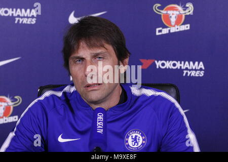 Cobham, Surrey, UK Mars 29th, 2018 Antonio Conte, directrice du Club de Football de Chelsea, parle de ses perspectives d'équipes dans le "doit gagner" Premier League match contre Tottenham Hotspur FC le dimanche de Pâques. Terrain d'entraînement de Chelsea : Motofoto Crédit/Alamy Live News Banque D'Images