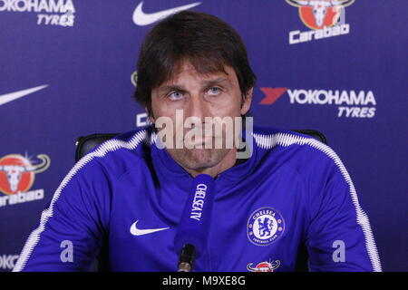 Cobham, Surrey, UK Mars 29th, 2018 Antonio Conte, directrice du Club de Football de Chelsea, parle de ses perspectives d'équipes dans le "doit gagner" Premier League match contre Tottenham Hotspur FC le dimanche de Pâques. Terrain d'entraînement de Chelsea : Motofoto Crédit/Alamy Live News Banque D'Images