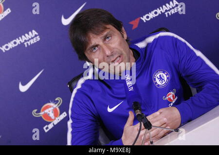 Cobham, Surrey, UK Mars 29th, 2018 Antonio Conte, directrice du Club de Football de Chelsea, parle de ses perspectives d'équipes dans le "doit gagner" Premier League match contre Tottenham Hotspur FC le dimanche de Pâques. Terrain d'entraînement de Chelsea : Motofoto Crédit/Alamy Live News Banque D'Images