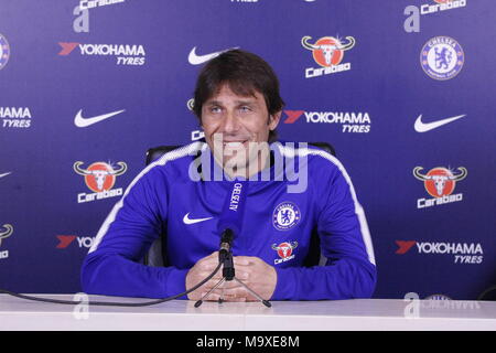 Cobham, Surrey, UK Mars 29th, 2018 Antonio Conte, directrice du Club de Football de Chelsea, parle de ses perspectives d'équipes dans le "doit gagner" Premier League match contre Tottenham Hotspur FC le dimanche de Pâques. Terrain d'entraînement de Chelsea : Motofoto Crédit/Alamy Live News Banque D'Images