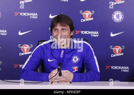 Cobham, Surrey, UK Mars 29th, 2018 Antonio Conte, directrice du Club de Football de Chelsea, parle de ses perspectives d'équipes dans le "doit gagner" Premier League match contre Tottenham Hotspur FC le dimanche de Pâques. Terrain d'entraînement de Chelsea : Motofoto Crédit/Alamy Live News Banque D'Images