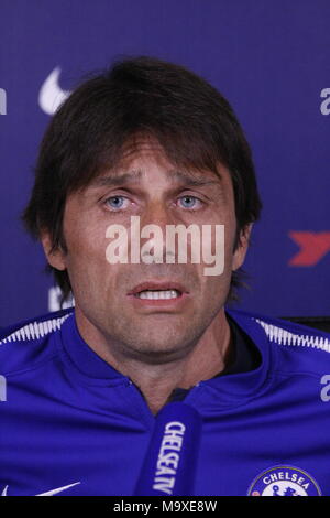 Cobham, Surrey, UK Mars 29th, 2018 Antonio Conte, directrice du Club de Football de Chelsea, parle de ses perspectives d'équipes dans le "doit gagner" Premier League match contre Tottenham Hotspur FC le dimanche de Pâques. Terrain d'entraînement de Chelsea : Motofoto Crédit/Alamy Live News Banque D'Images