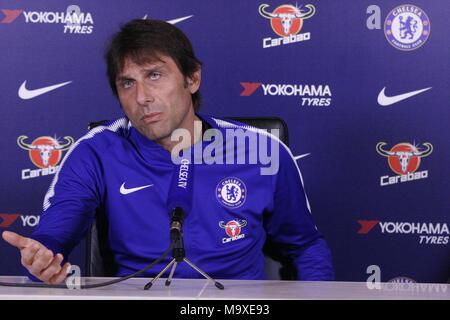 Cobham, Surrey, UK Mars 29th, 2018 Antonio Conte, directrice du Club de Football de Chelsea, parle de ses perspectives d'équipes dans le "doit gagner" Premier League match contre Tottenham Hotspur FC le dimanche de Pâques. Terrain d'entraînement de Chelsea : Motofoto Crédit/Alamy Live News Banque D'Images